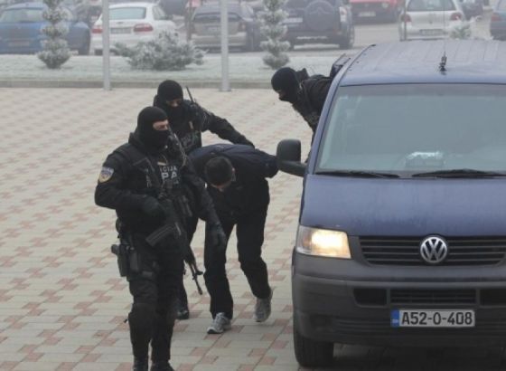 Pretresi u Sarajevu, pronađeno oružje, bombe i zastave ISIL-a