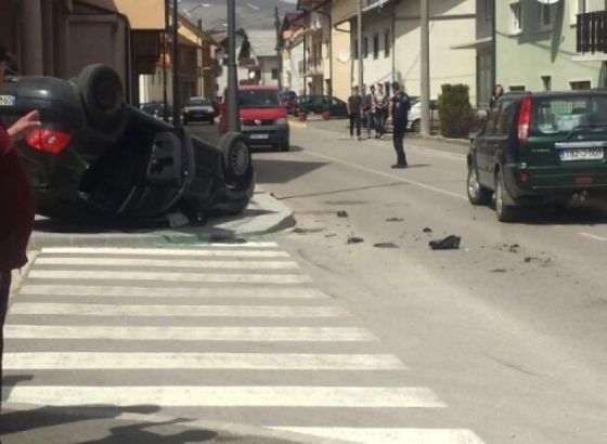 U prometnoj u Tomislavgradu Golf završio na krovu
