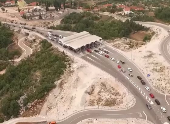 Više maskiranih osoba presrelo automobil bh. tablica, putnike pretukli palicama