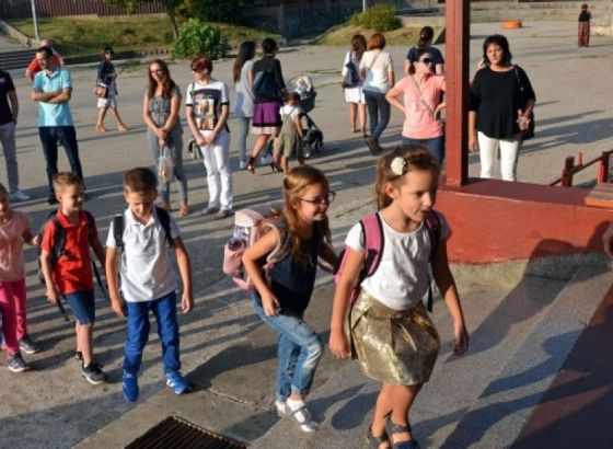 Osnovci na Trebeviću sade '1601 cvijet'