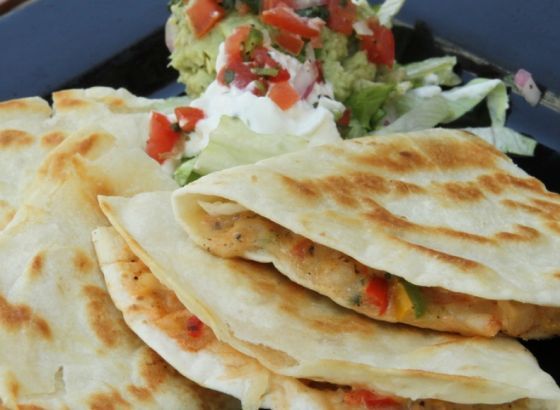 Lagani ljetni ručak: Grčke quesadille sa špinatom, feta sirom, mozzarellom i paradajzom