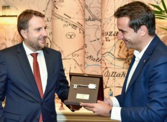 Skaki uručen ključ glavnog grada Albanije