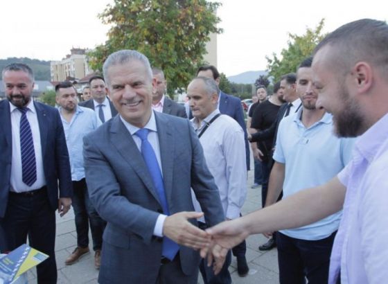 SBB na sarajevskoj Dobrinji: Veliki broj građana s oduševljenjem dočekao Radončića