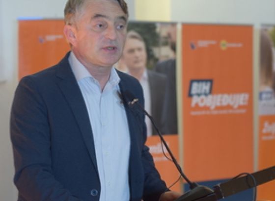 Komšić: Vučić je po nalogu Rusije optužio SAD i Britaniju za miješanje u izbore u BiH