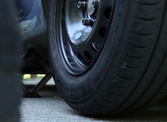 Maloljetnik probušio gume na 53 automobila u Prijedoru