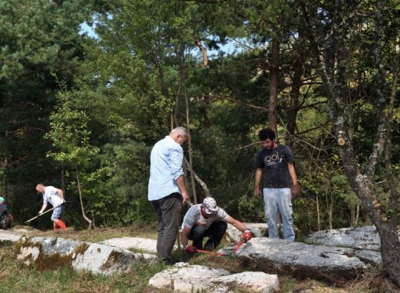 I kada svi zaborave, ima neko kome je stalo: Puteve predaka otimaju iz šipražja