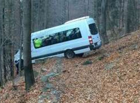 Minibus s djecom sletio u Sloveniji u provaliju, bez smrtnih posljedica