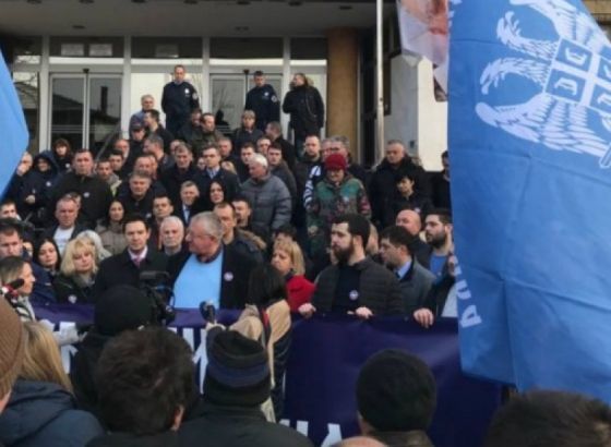 Šešelj održao protest u Beogradu protiv suđenja za srebrenički masakr
