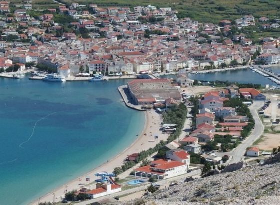 Muškarac u Pagu četvero malodobne djece bacio s prvog kata obiteljske kuće