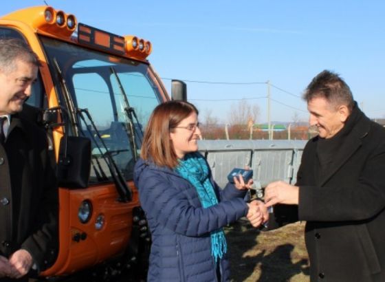 IOM u BiH - Bihaću donirano novo komunalno vozilo i kante za otpatke