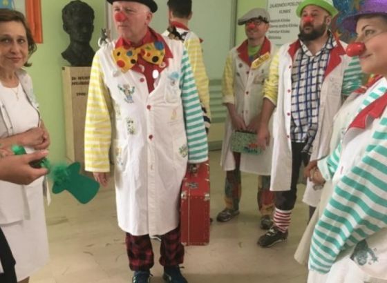Klovnovi izmamili osmjehe hrabrih mališana na Klinici za dječije bolesti u Tuzli