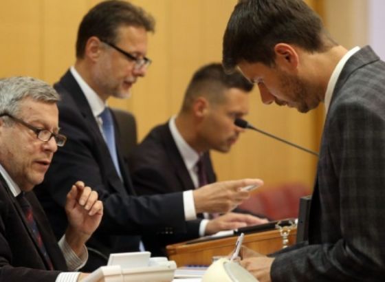 Hrvatski sabor: Pernar osam i pol minuta šutio za govornicom