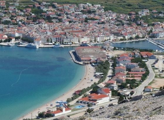 Potvrđena optužnica protiv oca koji je na Pagu bacio djecu s balkona