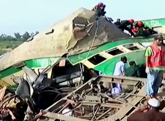 U sudaru putničkog i teretnog voza u Pakistanu 10 poginulih, 64 povrijeđena
