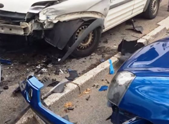 U lančanom sudaru kod Doboja poginuo mladić, tri osobe povrijeđene