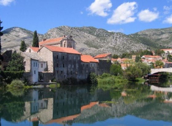 U stanu u Trebinju pronađeno beživotno tijelo mladića