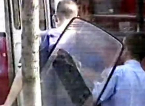 Kroz historiju/Parade ponosa kod komšija : Napadi huligana, opstrukcije, incidenti