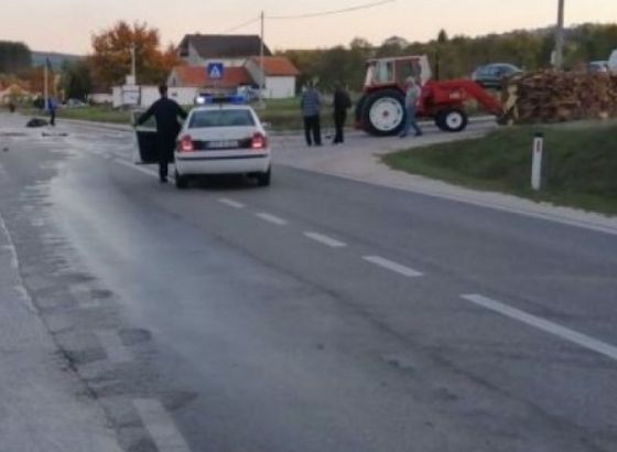 U sudaru s traktorom smrtno stradao motociklist