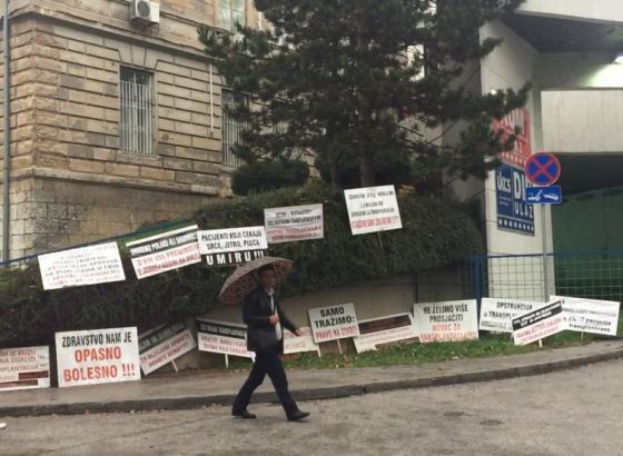 Protesti/Dijalizirani i transplantirani pacijenti ispred KCUS-a:  Hitna reakcija nadležnih