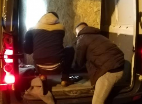 Hrvatska policija spasila devet migranata zatočenih u drvenom sanduku