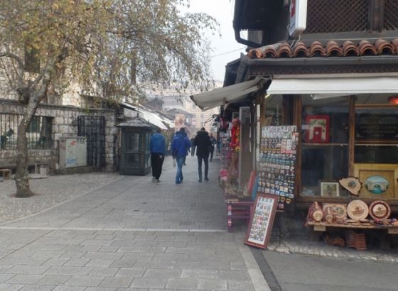 Žena ranjena u pucnjavi na Baščaršiji, potraga za napadačem
