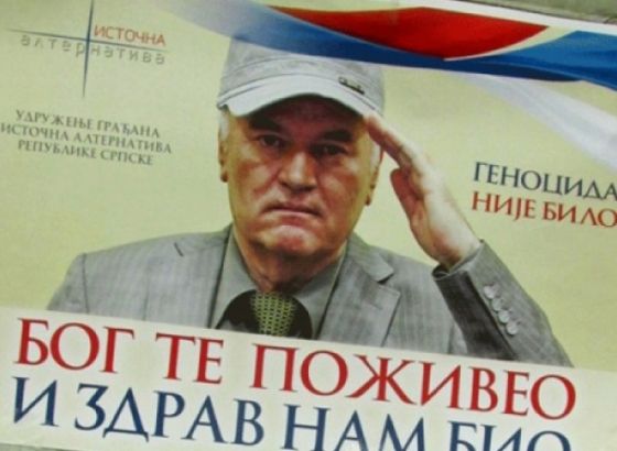 Božićna podrška Mladiću: Srebrenica obljepljena plakatima s porukom "Bog te poživio i zdrav nam bio generale"