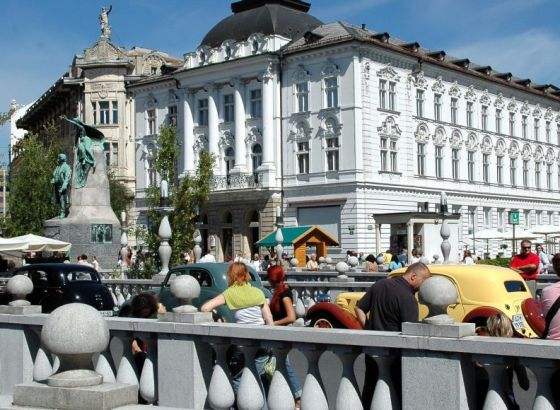 Slovenija: Počivalšek odbacuje tvrdnje o korupciji pri nabavi medicinske opreme