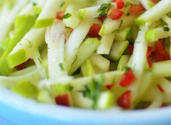 Zdravo i lagano: Salata od jabuke i krastavca za današnji doručak