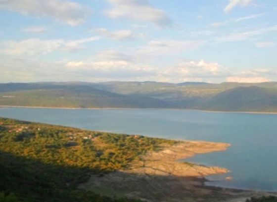 Beživotno tijelo migranta pronađeno na obali Bilećkog jezera