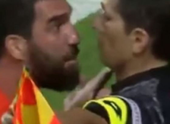 Legendarni Turčin Arda Turan vratio se u voljeni klub; tukao je suce i novinare, prijetio mu je višegodišnji zatvor zbog nasilja