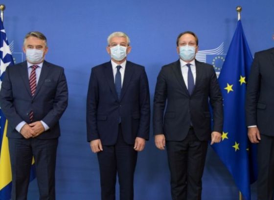 Brisel - BiH može očekivati status kandidata iduće godine ako ispuni uslove