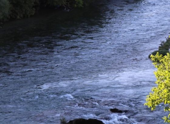 Vozilom sletjeli u rijeku Neretvu, traga se za djevojkom