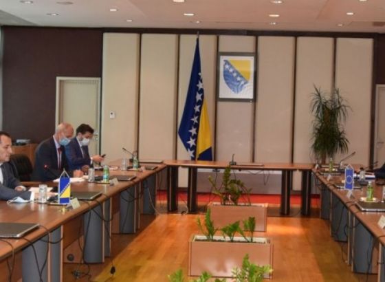 Cikotić i Varhelyi razgovarali o sigurnosnoj situaciji BiH