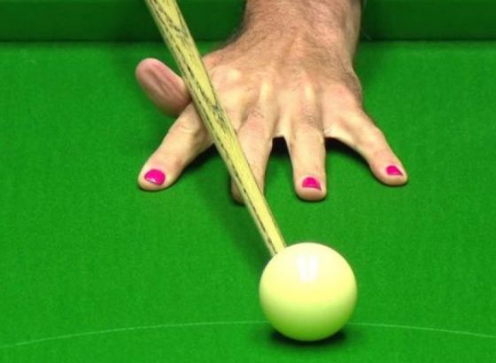 Ronnie O’Sullivan podiže svijest o raku dojki igrajući snooker s lakiranim noktima