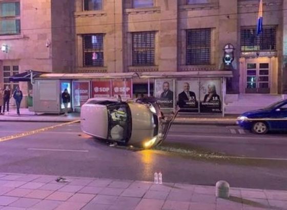 Nesreća u Titovoj ulici u Sarajevu, automobil se prevrnuo nekoliko puta