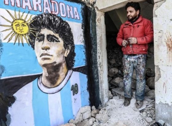 Lik Diega Armanda Maradone na zidinama razorenog Idliba