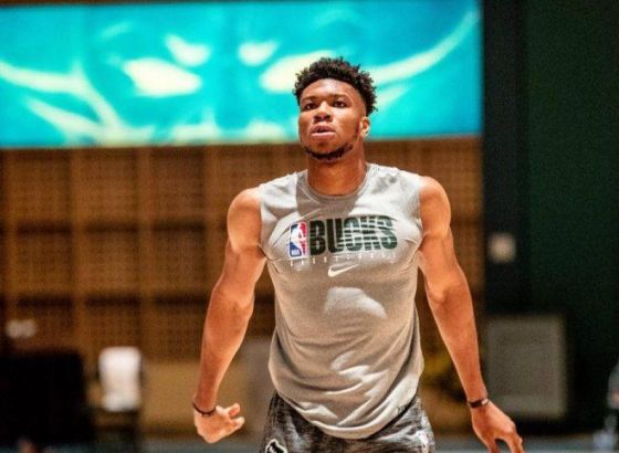 Najveći ugovor u istoriji NBA: Janis još pet godina u Milvokiju
