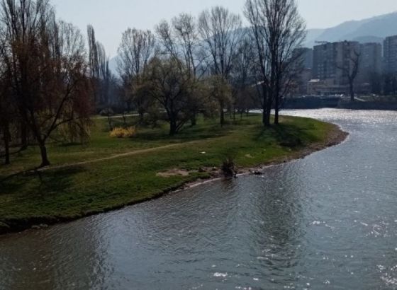 U Zenici nakon tuče jedna osoba preminula, druga u bjekstvu