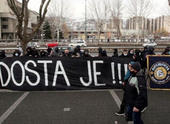 Protest grupe navijača ispred Nogometnog saveza BiH