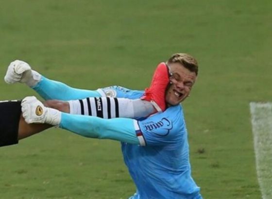 Brutalan start kopačkom u glavu, golman unakažen, sudija gledao VAR