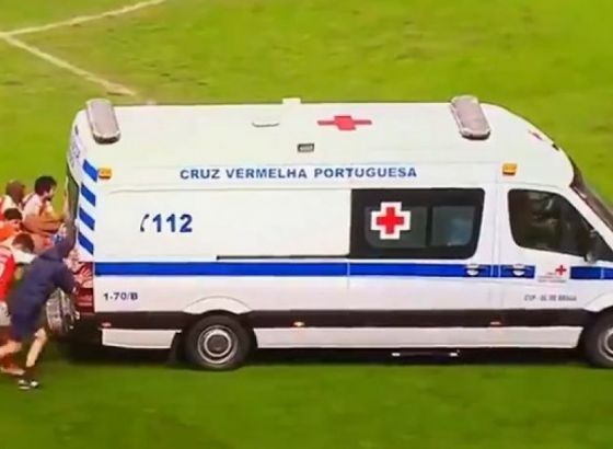 Dva crvena, 12 minuta produžetka i guranje hitne pomoći.