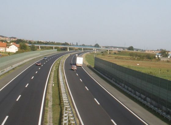 Pijan i bez dozvole 82-godišnjak autocestom vozio u krivom smjeru