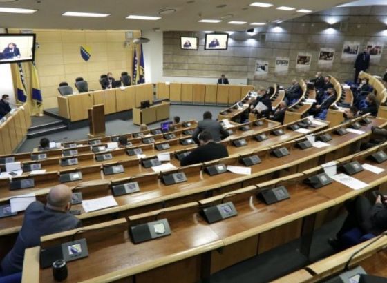 U GODINI PANDEMIJE: Pedeset i sedam bh. parlamentaraca nerad naplatili 3,6 miliona KM!