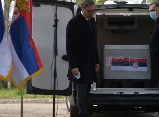 Dodik u Beogradu preuzeo donaciju Srbije od 20.000 doza cjepiva za RS