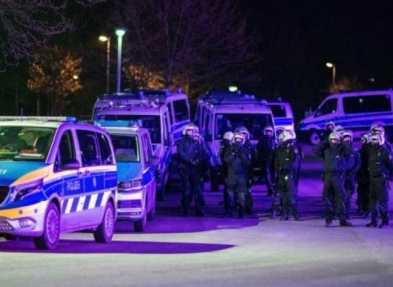 Navijači gađali jajima fudbalere Šalkea, policija intervenisala, klub zgrožen