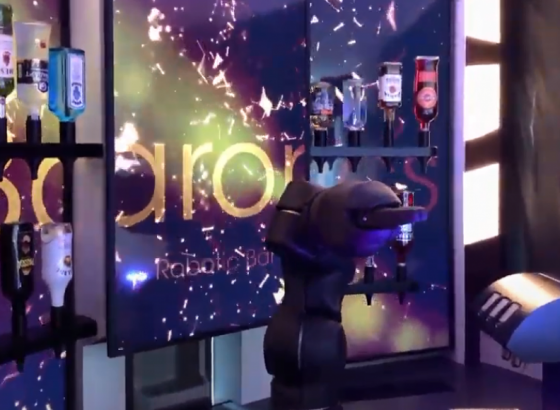 Robot barmen radi 24 sata dnevno, miješa koktele, pravi kafe i priča loše šale