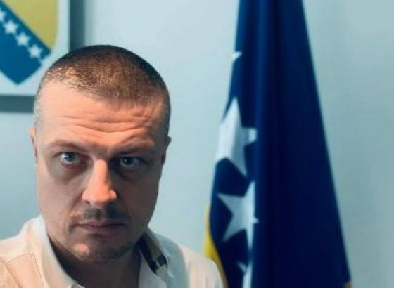 Vojin Mijatović pored zastave BiH: Šarović, Borenović i Nešić neka se javno izjasne da li je ovo naša država i naša zastava!