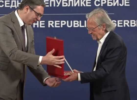 Vučić uručio Handkeu visoko državno odličje Srbije