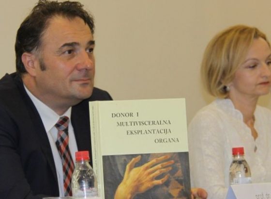 Knjiga o eksplantaciji organa dr. Rifatbegovića udžbenik za studente i ljekare