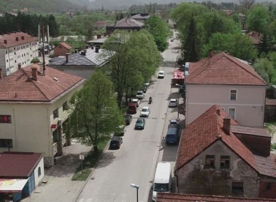 Prošao kroz crveno, vrijeđao policajce i razbio im službeno vozilo